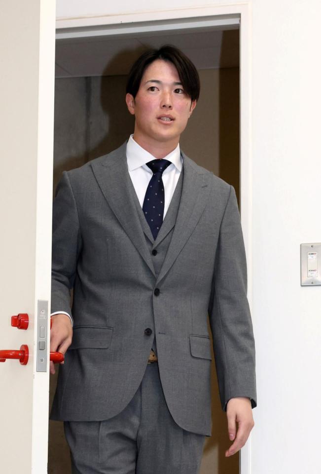 　契約を更改し、会見に臨む森下（撮影・市尻達拡）