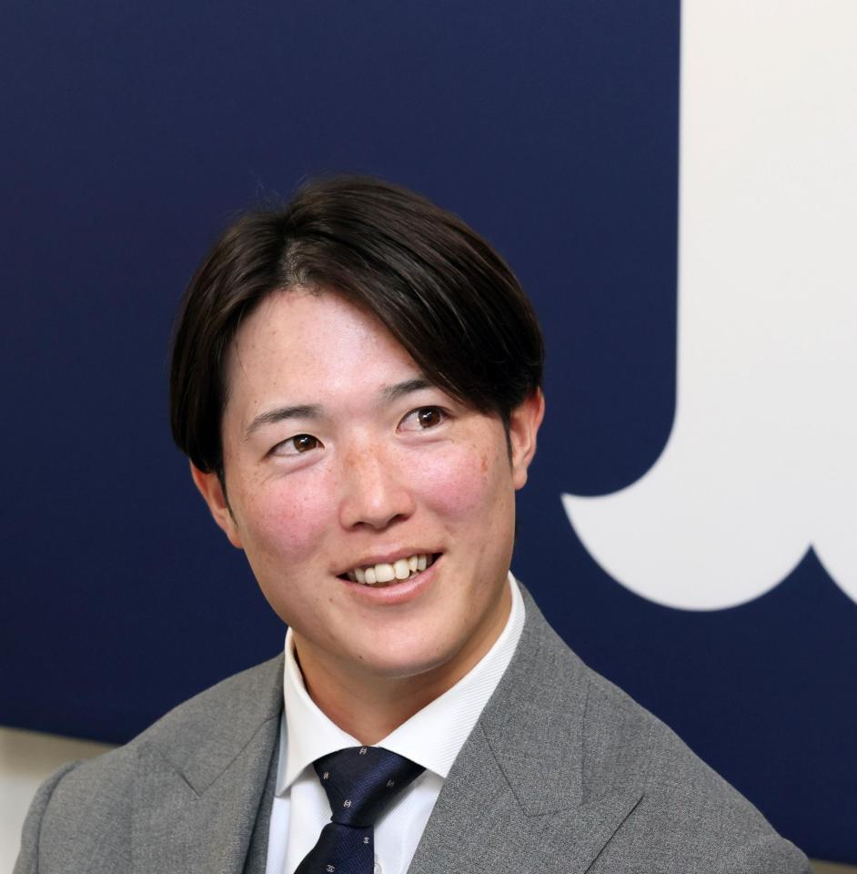 　契約更改後の会見で、笑顔を見せる森下（撮影・市尻達拡）