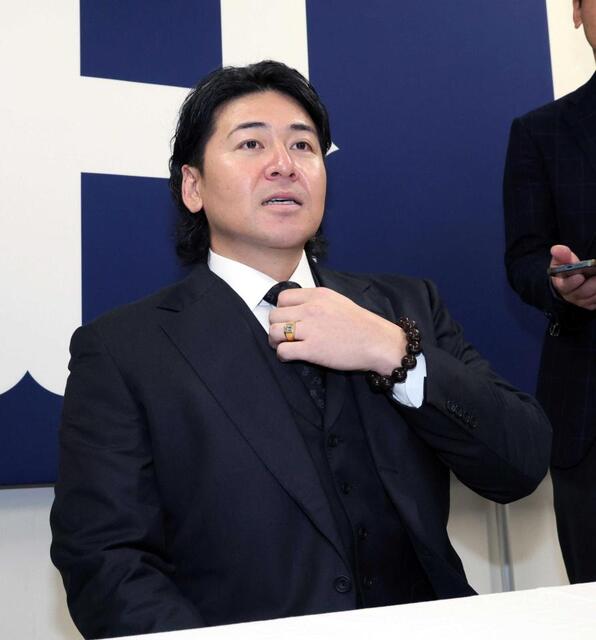 　契約を更改し、取材に応じる会沢（撮影・市尻達拡）