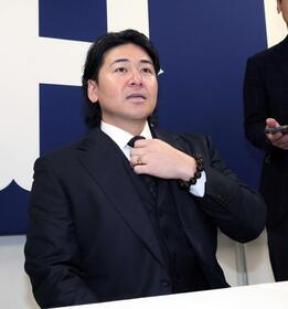 　契約を更改し、取材に応じる会沢（撮影・市尻達拡）