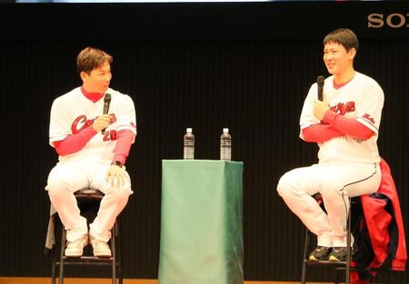 　堂林（右）とイベントに参加した栗林