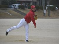 　野球教室で小学生と対決する斉藤