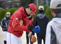 　参加した小学生の帽子にサインを書く斉藤