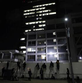 騒然とする広島県広島中央警察署前＝２７日