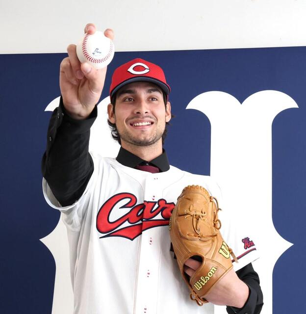 入団会見を終え、ポーズを決めるターノック（撮影・北村雅宏）