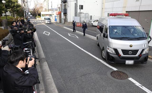 送検される羽月容疑者を乗せたとみられる車両（撮影・北村雅宏）※画像の一部を加工しています