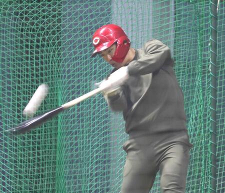 打撃練習で快音を響かせる中村奨（撮影・北村雅宏）