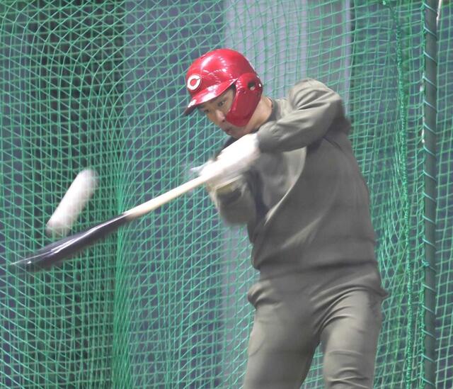 打撃練習で快音を響かせる中村奨（撮影・北村雅宏）