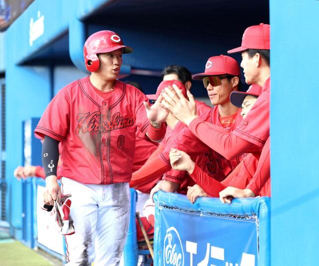 ９回、中村奨の三ゴロの間に生還し、ナインとタッチを交わす勝田（左）＝撮影・北村雅宏