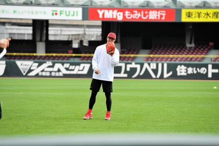 キャッチボール中に笑顔を見せる森下（撮影・畠山賢大）