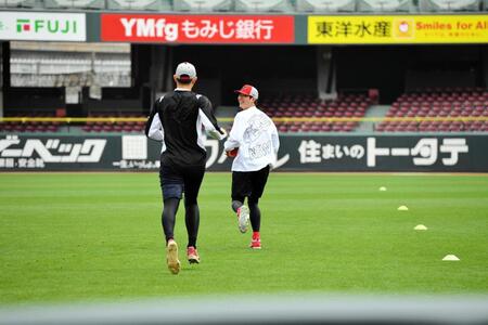 練習中に笑顔を見せる森下（撮影・畠山賢大）