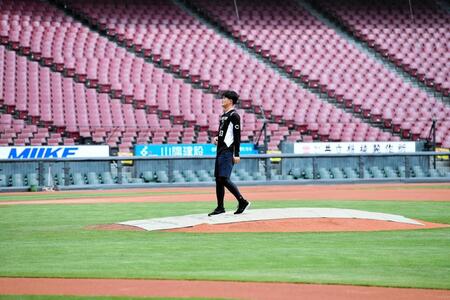 マウンドを確認する岡本（撮影・畠山賢大）