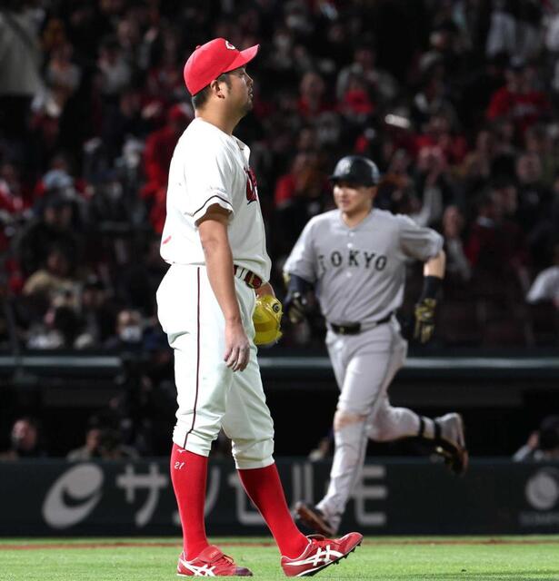 ９回、泉口に逆転となる２ランを浴びた中崎（撮影・北村雅宏）