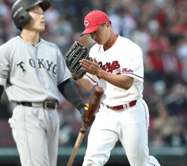 ２回、ピンチを無失点で切り抜け、グラブをたたく森（撮影・北村雅宏）