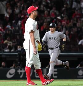 ９回、泉口に逆転となる２ランを浴びた中崎（撮影・北村雅宏）