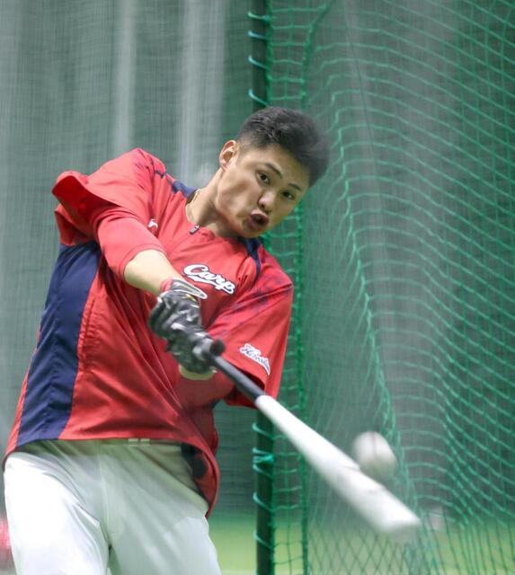 打撃練習する広島・田村俊介＝４月１０日
