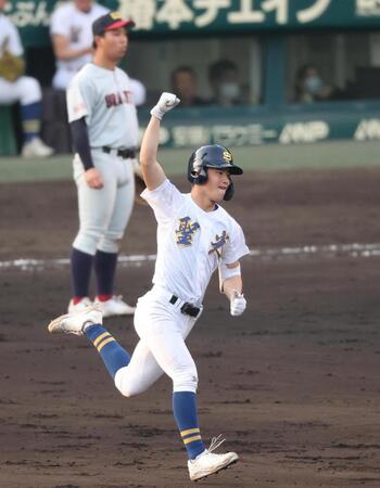 　６回、同点３ランを放ちガッツポーズの細谷