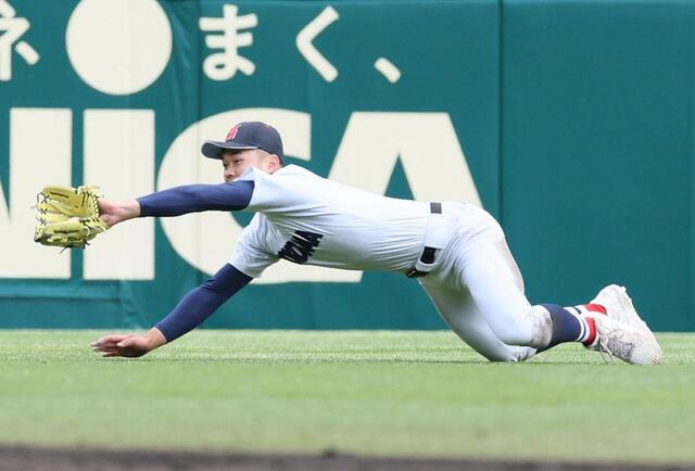 　６回、智弁和歌山・荒井の打球を好捕する横浜・阿部葉太（３０日）