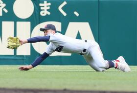 　６回、智弁和歌山・荒井の打球を好捕する横浜・阿部葉太（３０日）