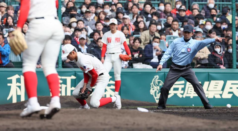 　横浜・今村の打球を後逸する智弁和歌山・奥