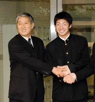 阪神入りを表明し、筆者(左)と握手する鳥谷＝2003年11月8日