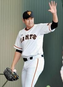 ブルペンでの投球を終え、引き揚げる巨人・菅野智之=KIRISHIMAヤマザクラ宮崎県総合運動公園(撮影・西岡正)