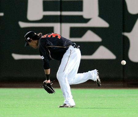 ２回巨人２死、日本代表・長野久義は巨人・大田泰示の打球を捕れず二塁打とする＝ヤフオクドーム（撮影・栗木一考）