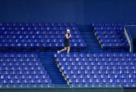 バックスクリーンを走る菊池雄星（撮影・伊藤笙子）