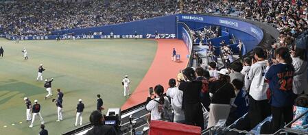 大谷（１６）のＣＢに注目するスタンドのファン（撮影・飯室逸平）