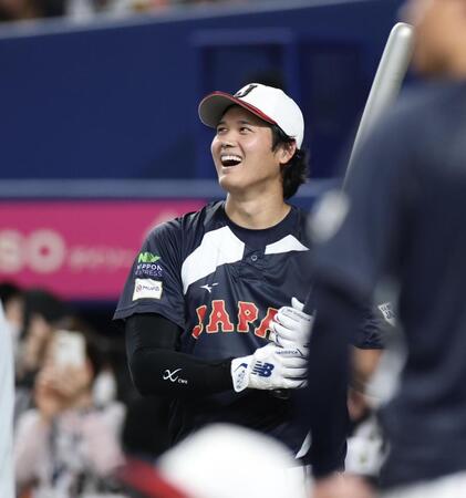 打撃練習中、笑顔を見せる大谷（撮影・伊藤笙子）