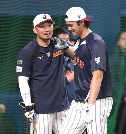 打撃練習で鈴木（左）と談笑する大谷（撮影・西岡正）