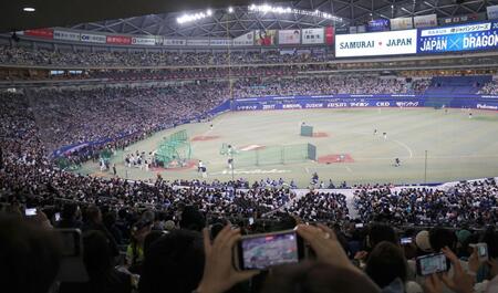 大谷のフリー打撃に見入るファン（撮影・西岡正）