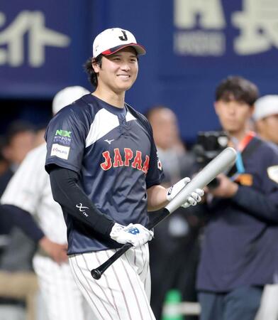 フリー打撃中に笑顔を見せる大谷（撮影・西岡正）