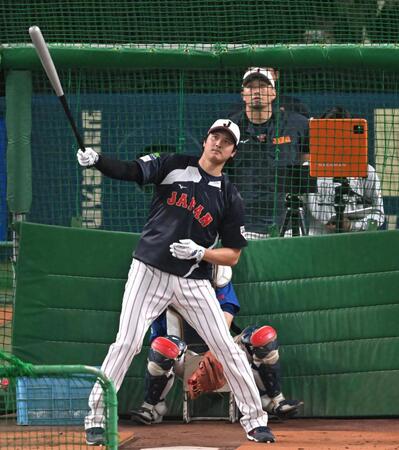フリー打撃で打球を見つめる大谷。後方は鈴木（撮影・飯室逸平）