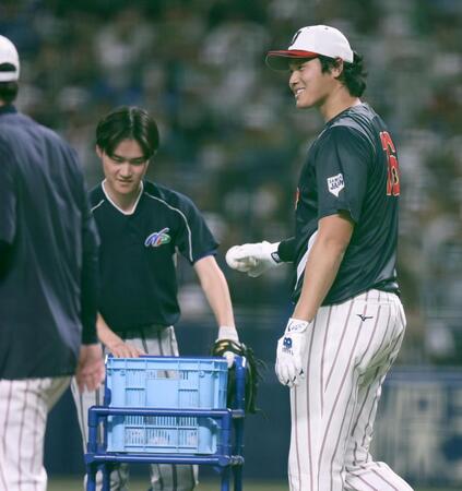 打撃練習を終え、球拾いをする大谷（撮影・伊藤笙子）