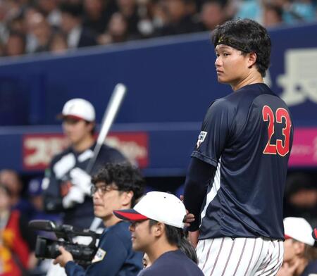 大谷（左奥）らＭＬＢ組の打撃練習を見つめる森下（撮影・伊藤笙子）
