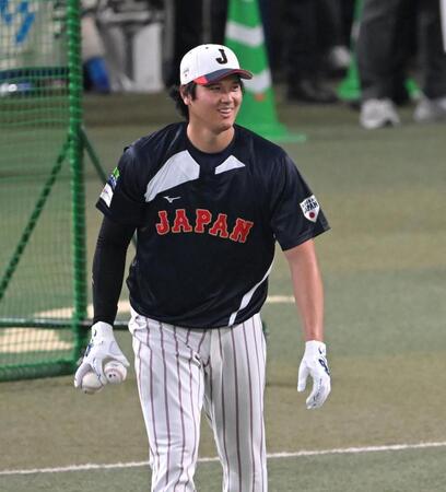 フリー打撃終了後、球拾いする大谷（撮影・飯室逸平）