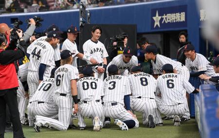 円陣を組む侍ジャパンナイン（撮影・伊藤笙子）