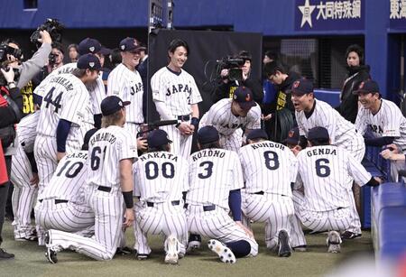 　試合前に円陣を組む日本代表の選手ら