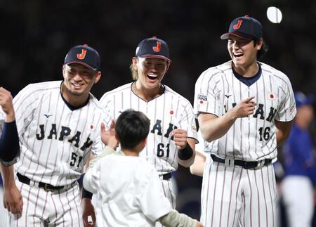 セレモニー中笑顔を見せる（左から）鈴木、山本、大谷（撮影・伊藤笙子）