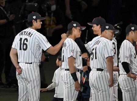 森下とタッチを交わす大谷（撮影・飯室逸平）