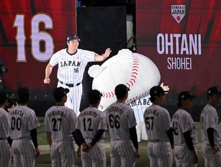 セレモニーで入場する大谷（撮影・飯室逸平）