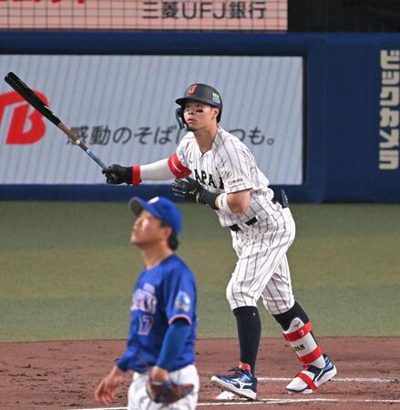 １回、先制３ランを放つ佐藤輝（撮影・飯室逸平）