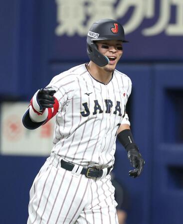 １回、右越え３ランを放った佐藤輝（撮影・伊藤笙子）