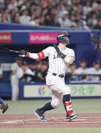 先制３ランを放つ佐藤輝（撮影・西岡正）