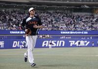 レフトスタンドにボールをプレゼントし、ベンチへ戻る大谷翔平（撮影・伊藤笙子）