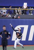 大谷を写真に収めようとスマートフォンを手にする観客たち（撮影・伊藤笙子）