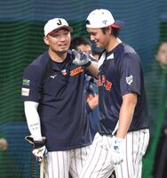 打撃練習で鈴木（左）と談笑する大谷（撮影・西岡正）