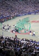 大谷のフリー打撃に見入るファンと選手ら（撮影・西岡正）