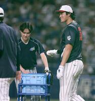 打撃練習を終え、球拾いをする大谷（撮影・伊藤笙子）